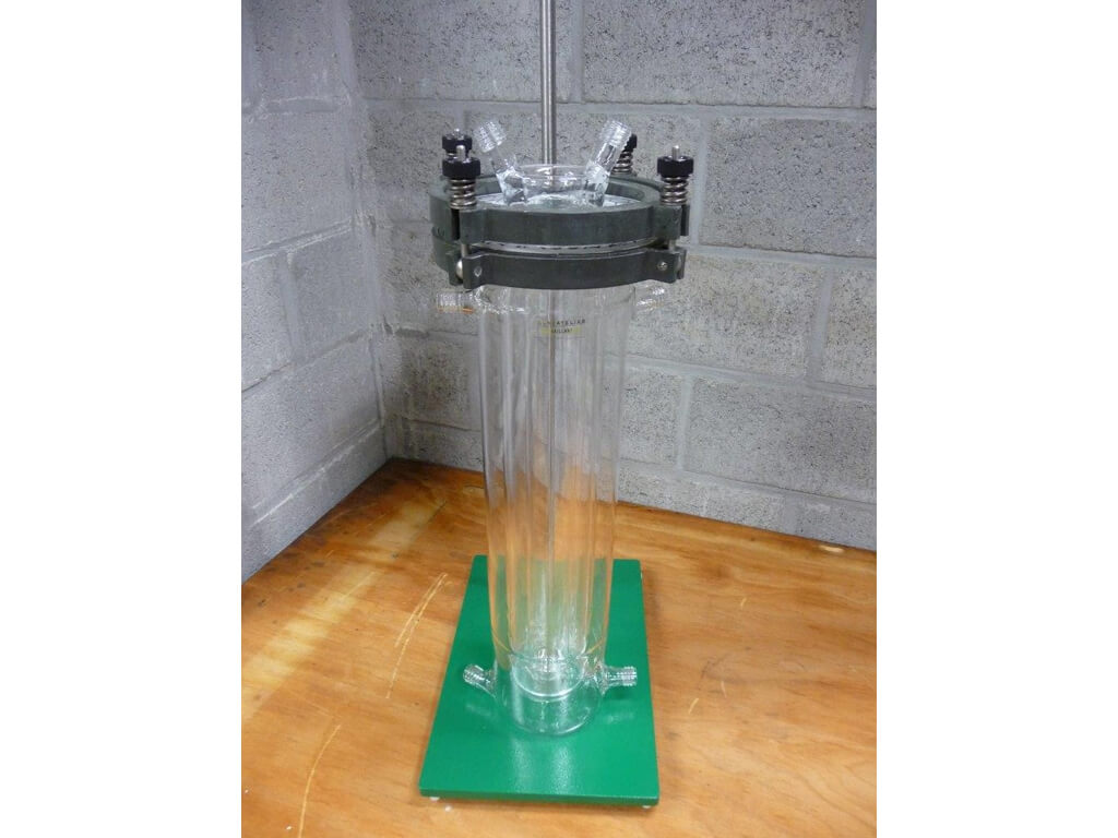UV reactor consisting of two thermo stated parts, Inner part both in borosilicate glass and quartz glass to allow testing with different light