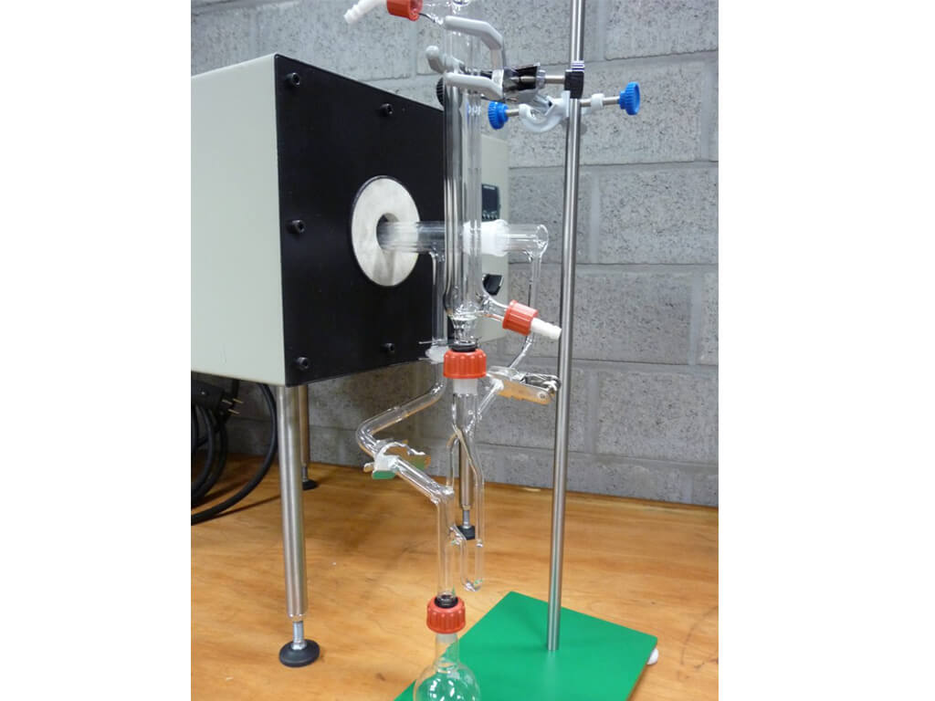 Hydropyrolysis setup with oven tube in quartz glass, complete with oven